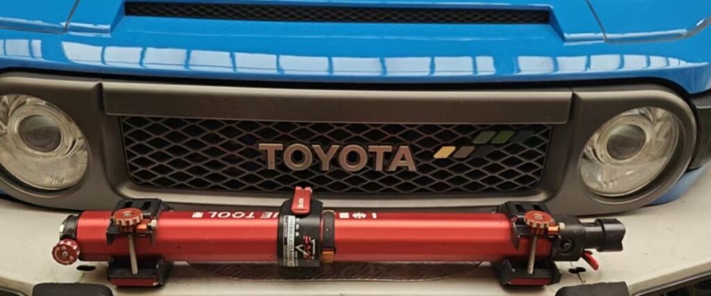 Patented hydraulic jack mounted on Toyota 4x4 for off-road recovery